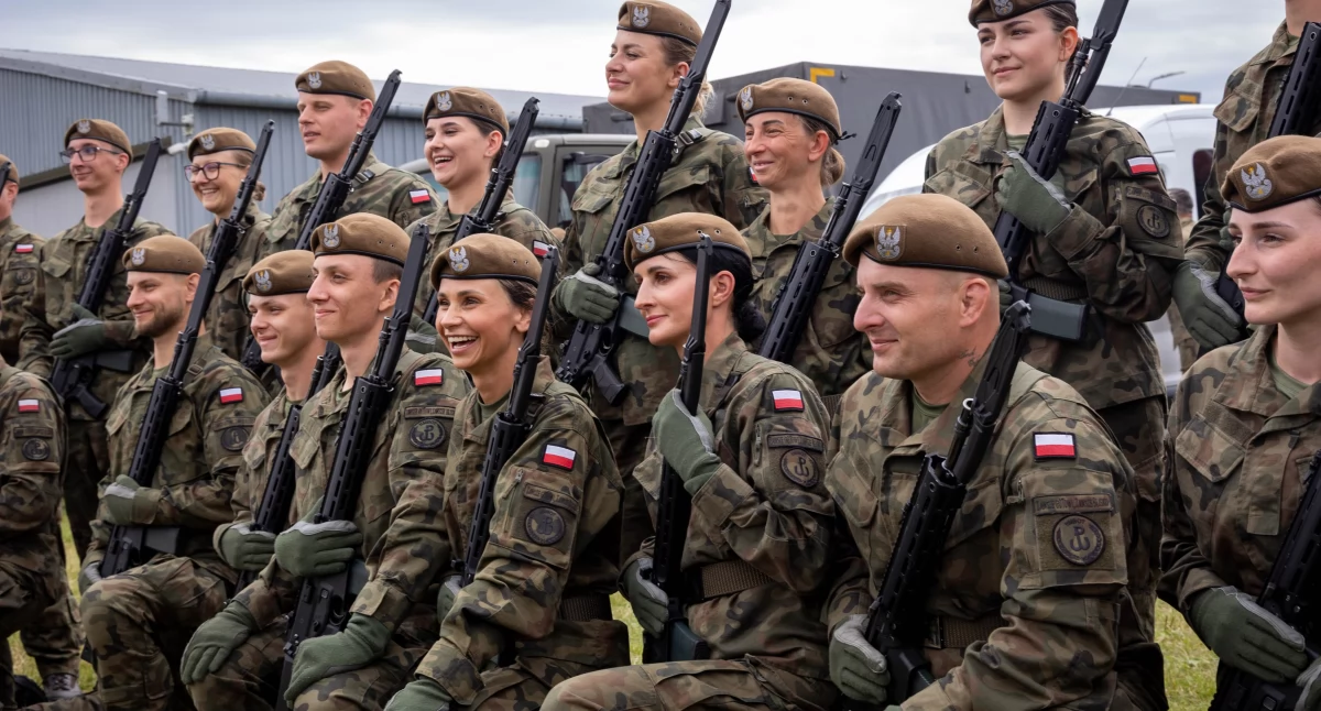 Polska flaga na niebie i uroczysta przysięga małopolskich Terytorialsów 