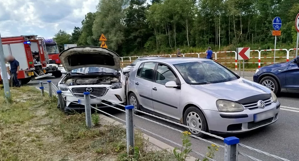 Kolizja na drodze wojewódzkiej w Maniowach - dzieci trafiły na badania do szpitala