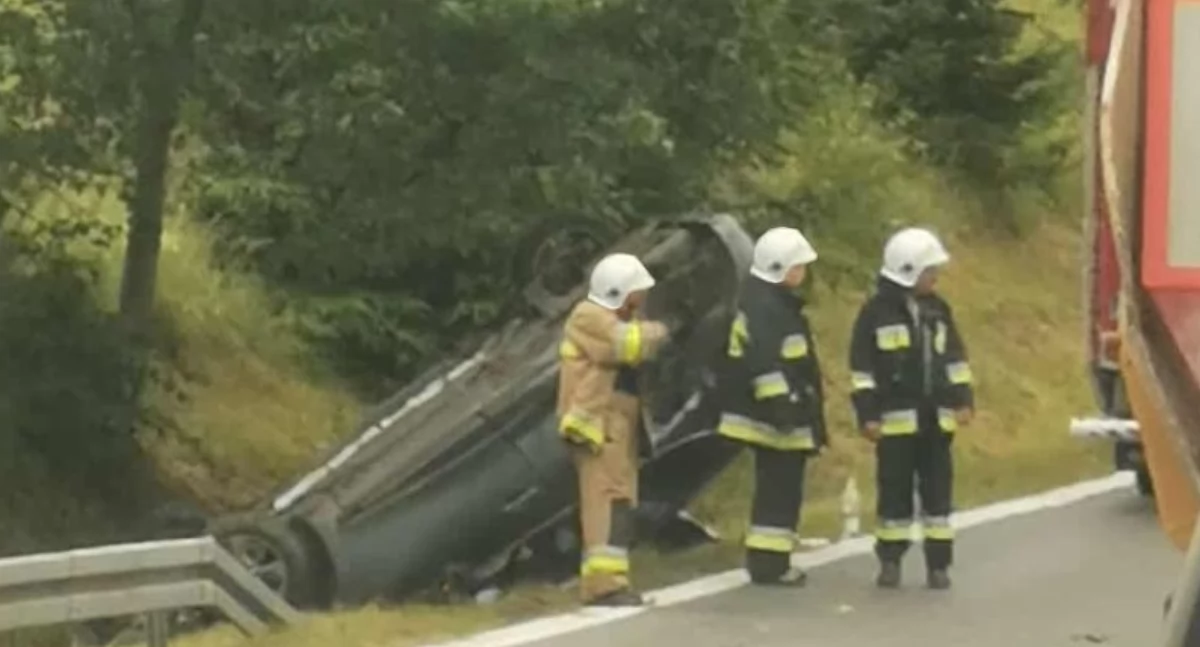 Samochód dachował na drodze wojewódzkiej 969 w Krośnicy. 