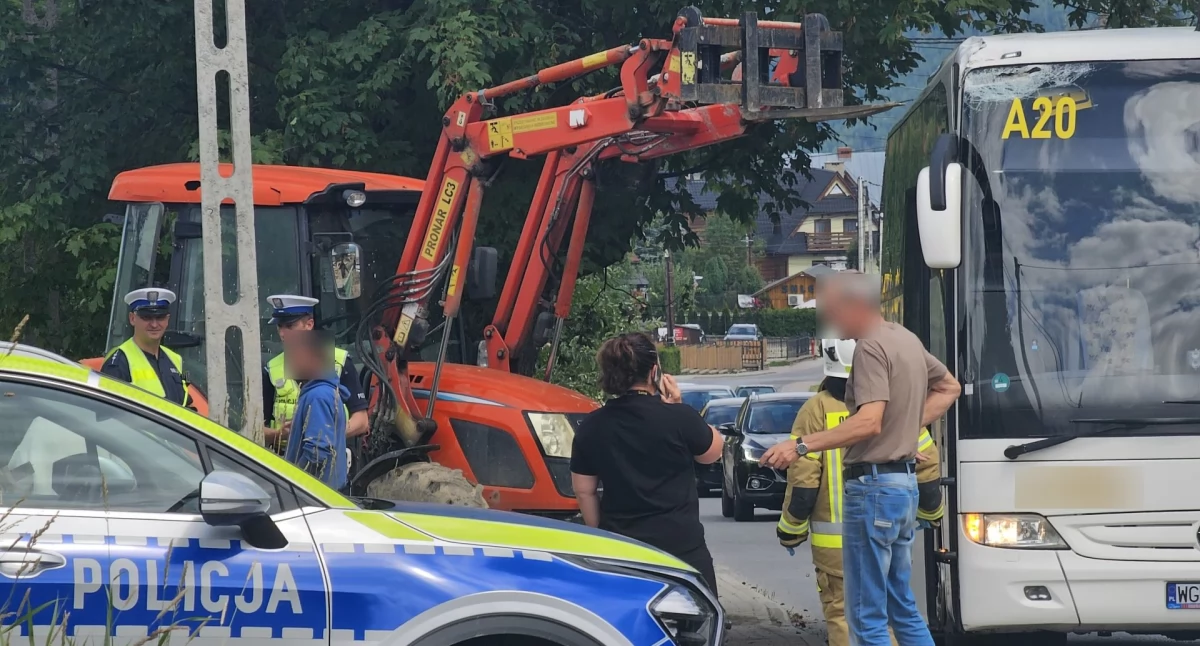 Kolizja ciągnika rolniczego z autobusem w Murzasichlu - policja podaje szczegóły zdarzenia