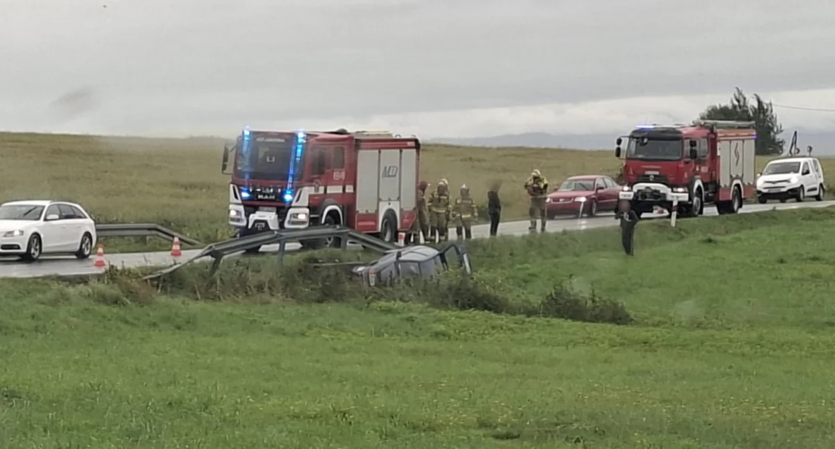 Samochód wypadł z drogi i przewrócił się na bok - kierowca trafił do szpitala