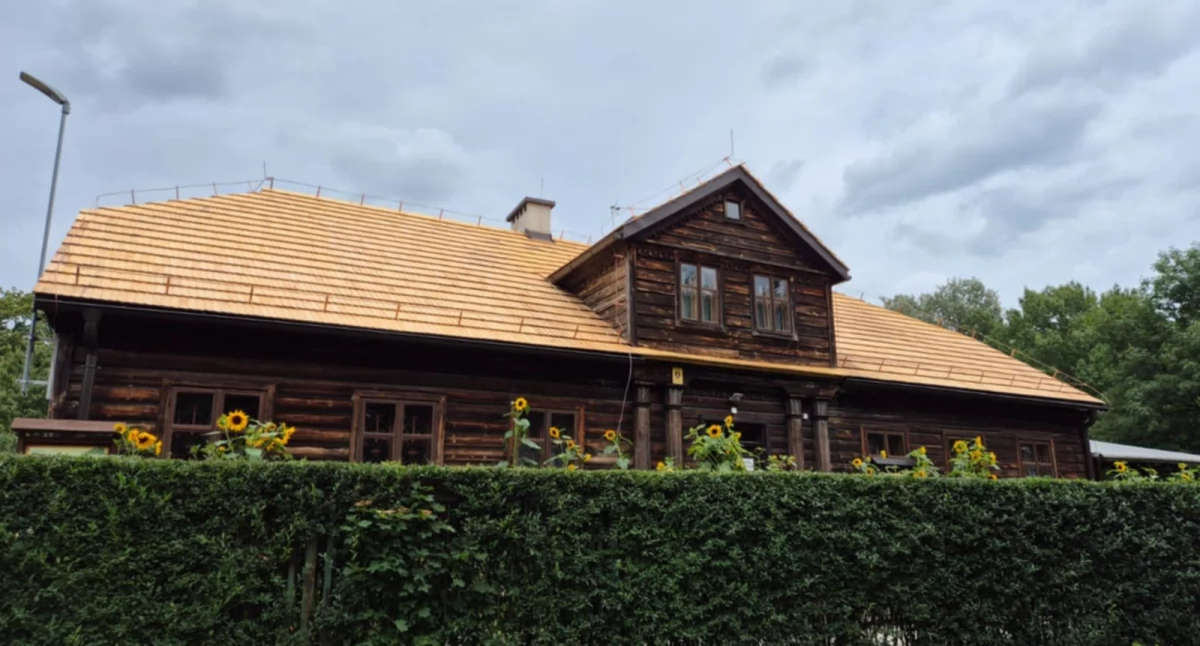 Podhalańskie gonty w centrum Polski - Rob-Gont z Czerwiennego remontuje dach Domu Tkacza w Sieradzu