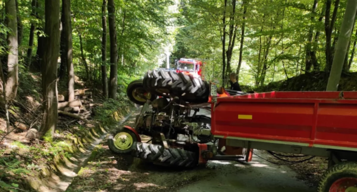 Traktor przewrócił się na drodze - poszkodowany zabrany do szpitala