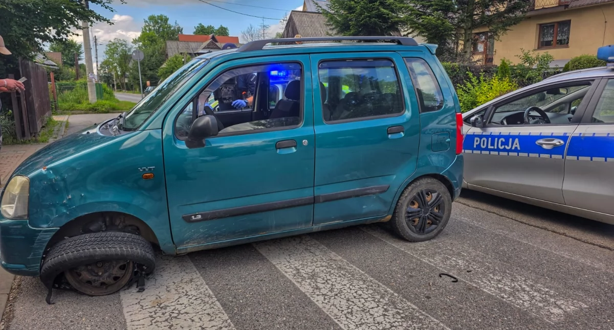 Kompletnie pijana para przyjechała po alkohol uszkodzonym samochodem