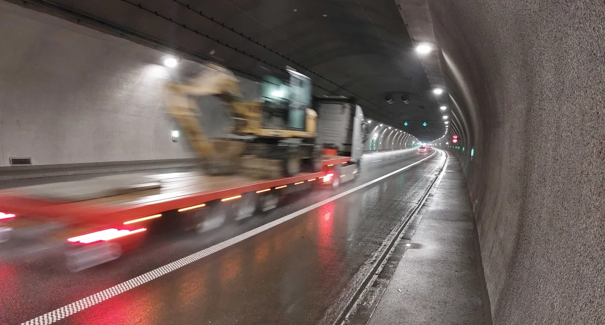 Rekordowy ruch w tunelu pod Luboniem Małym - ponad 53 tysiące aut w jeden dzień