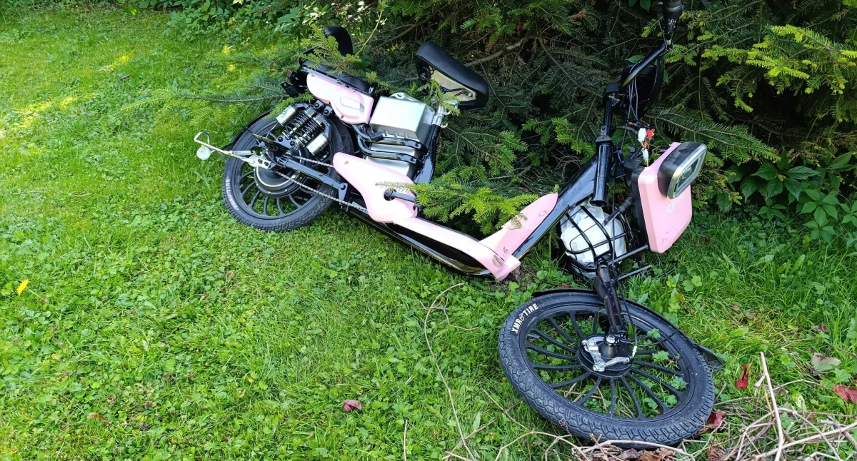 Starsza kobieta potrącona na rowerze elektrycznym zabrana do szpitala