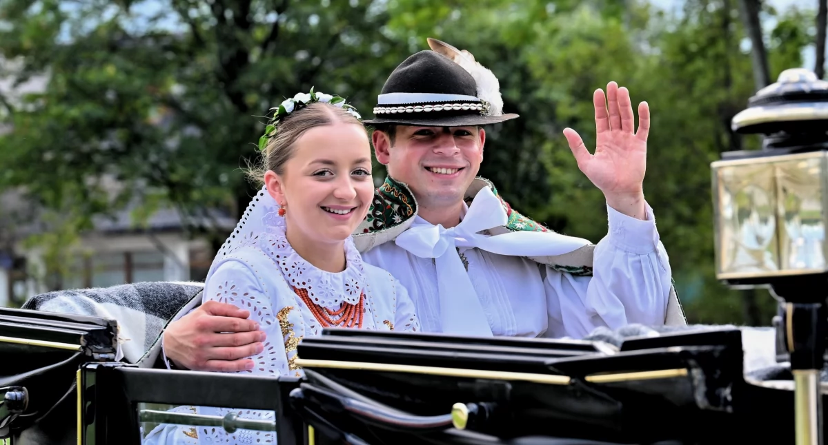 Góralskie wesele, karpacka sztuka i Kayah w bałkańskim ogniu - tak wyglądął drugi dzień 56. Międzynarodowego Festiwalu Folkloru Ziem Górskich w Zakopanem