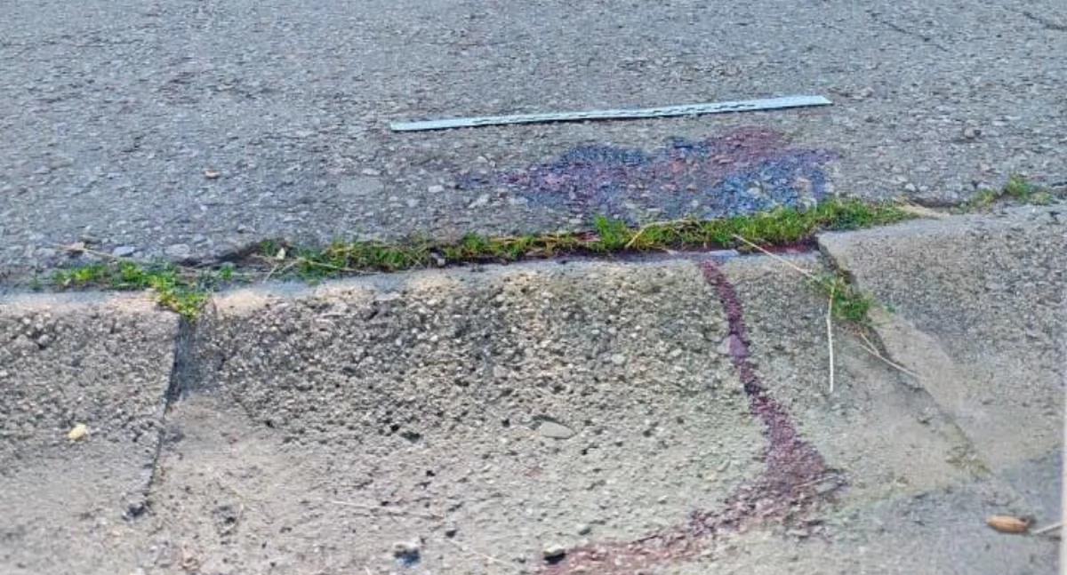 Kałuża krwi na chodniku w Rabce-Zdroju - jeden z mężczyzn trafił do szpitala, a drugi przyznał się do winy