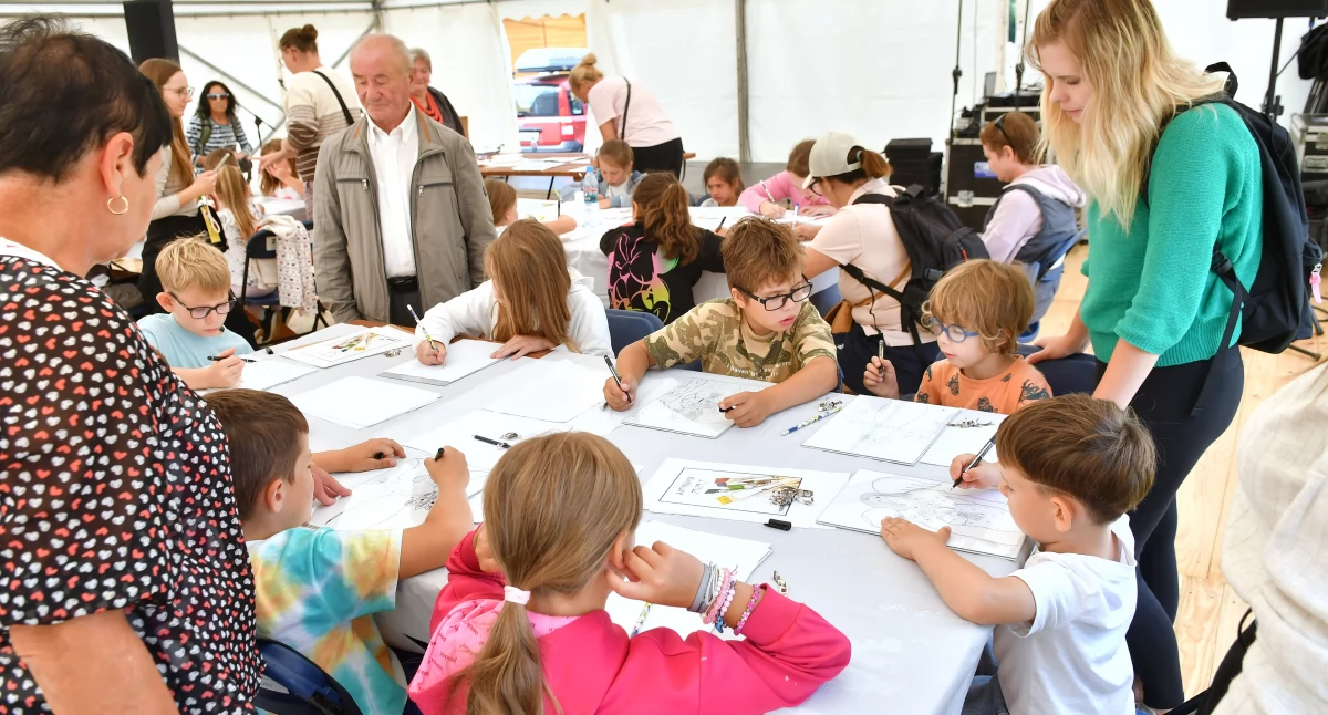 Tradycja i kreatywność – uczestnicy festiwalu tworzyli własne obrazy na szkle