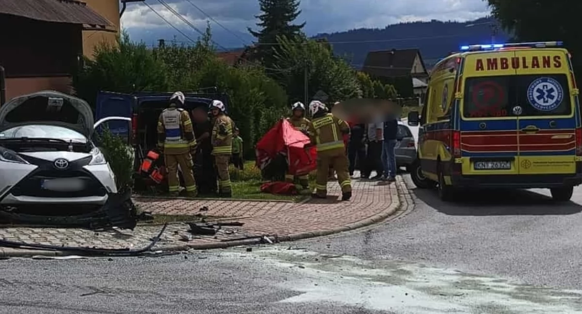 Zderzenie smochodów w  Maniowach - dwie osoby trafiły do szpitala