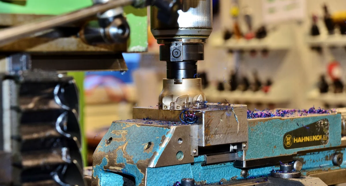 Trendy w obróbce metali – rola technologii CNC