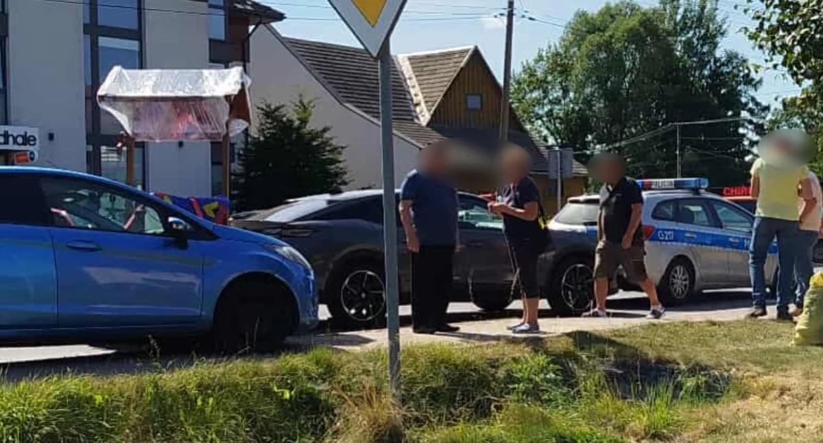 Kolizja trzech pojazdów w Waksmundzie, wśród nich radiowóz policji