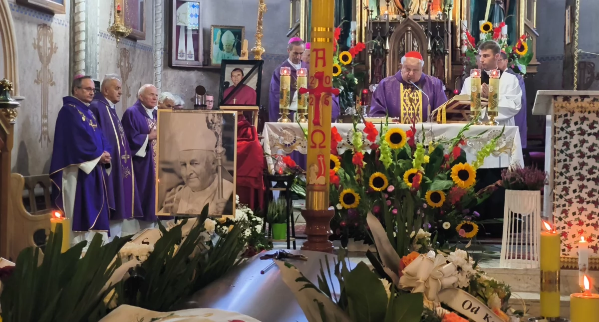 Ostatnie pożegnanie biskupa Jana Szkodonia - duchowny spoczął na cmentarzu parafialnym w Chyżnem