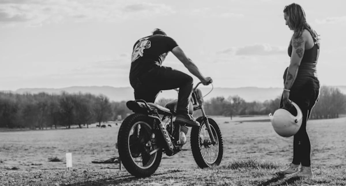 Weekendowy wypad poza miasto – jak spakować się na motocykl?