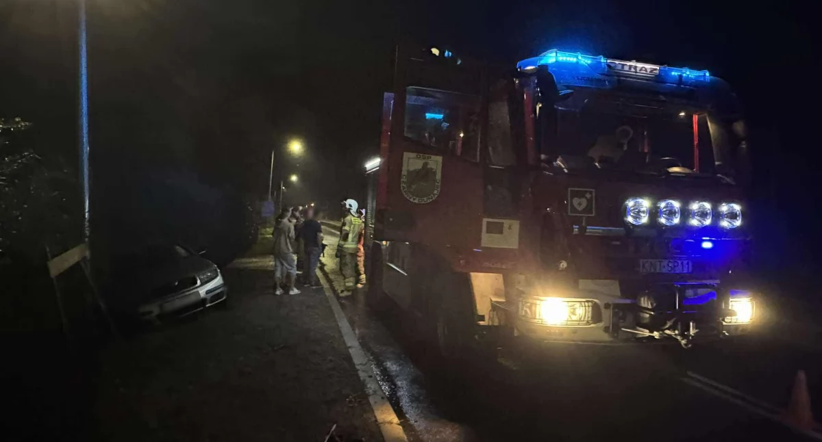 Nocna kolizja w Czarnym Dunajcu - auto wylądowało na ogrodzeniu