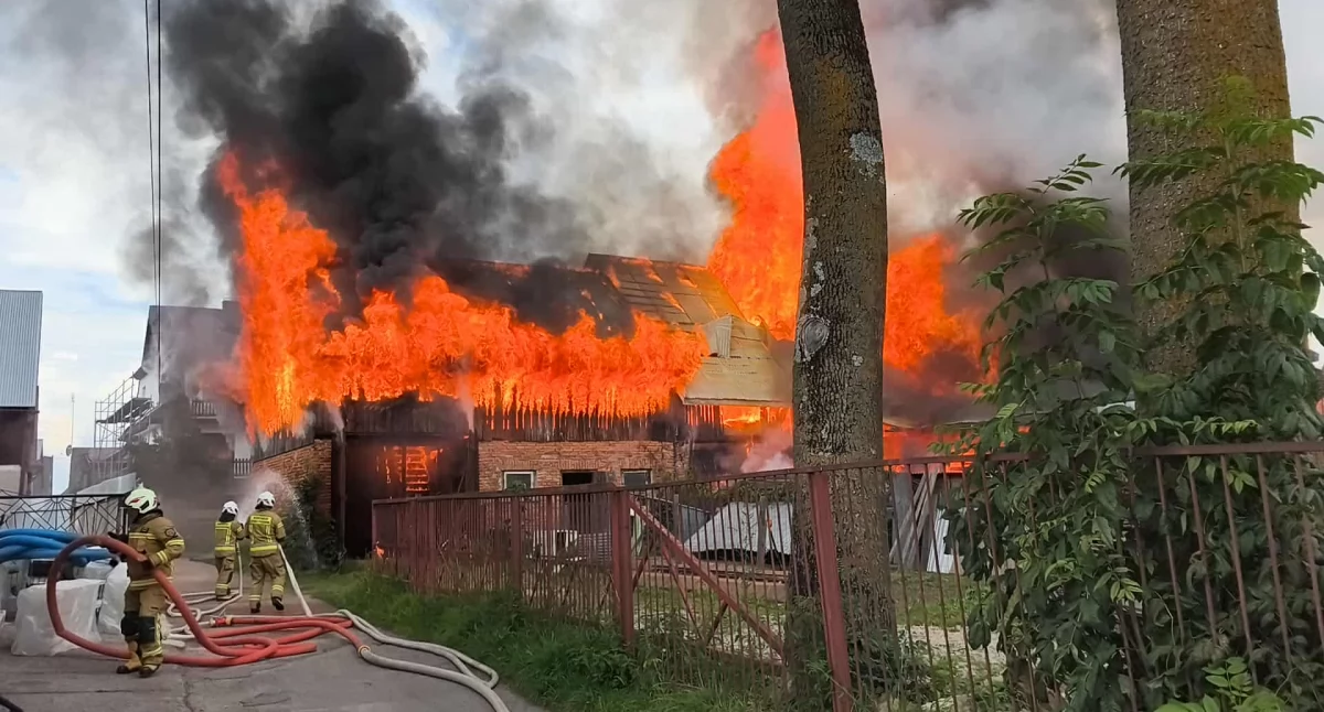 Pożar budynku mieszkalnego i zabudowań gospodarczych w Czarnym Dunajcu