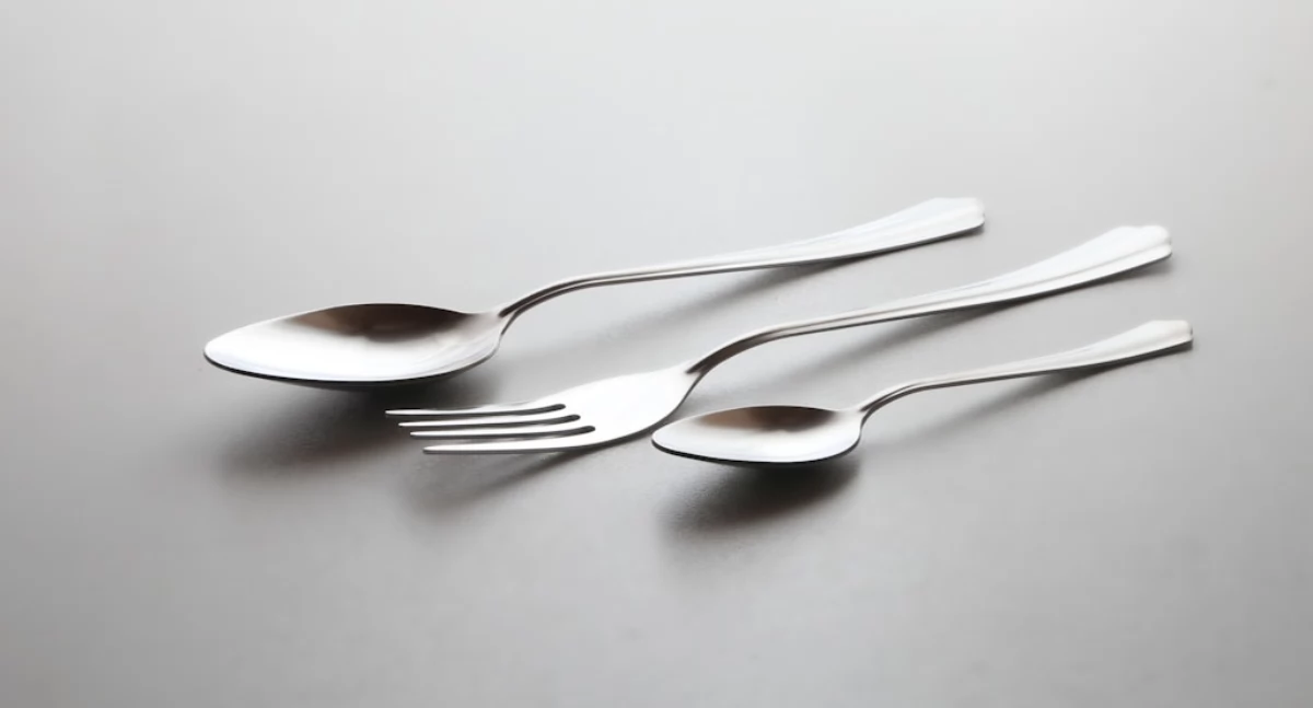 Sztućce dla gastronomii – czym różnią się od domowych zestawów?