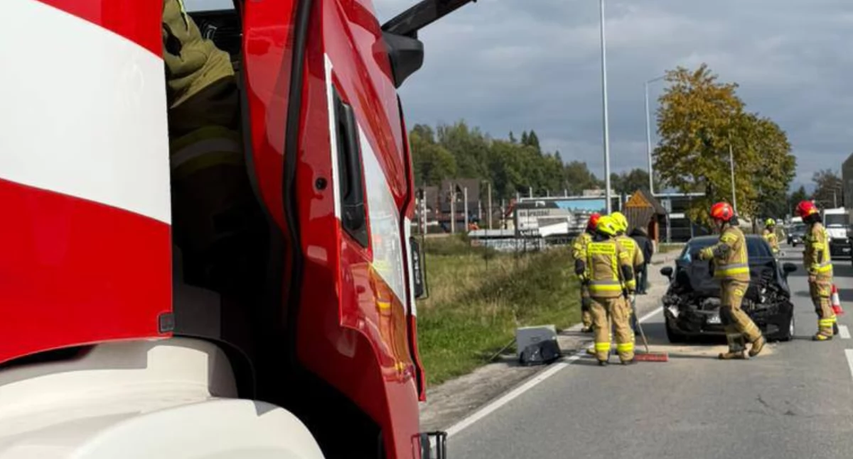 Dwie osobówki zderzyły się w Białym Dunajcu - na miejscu OSP, PSP i Policja.