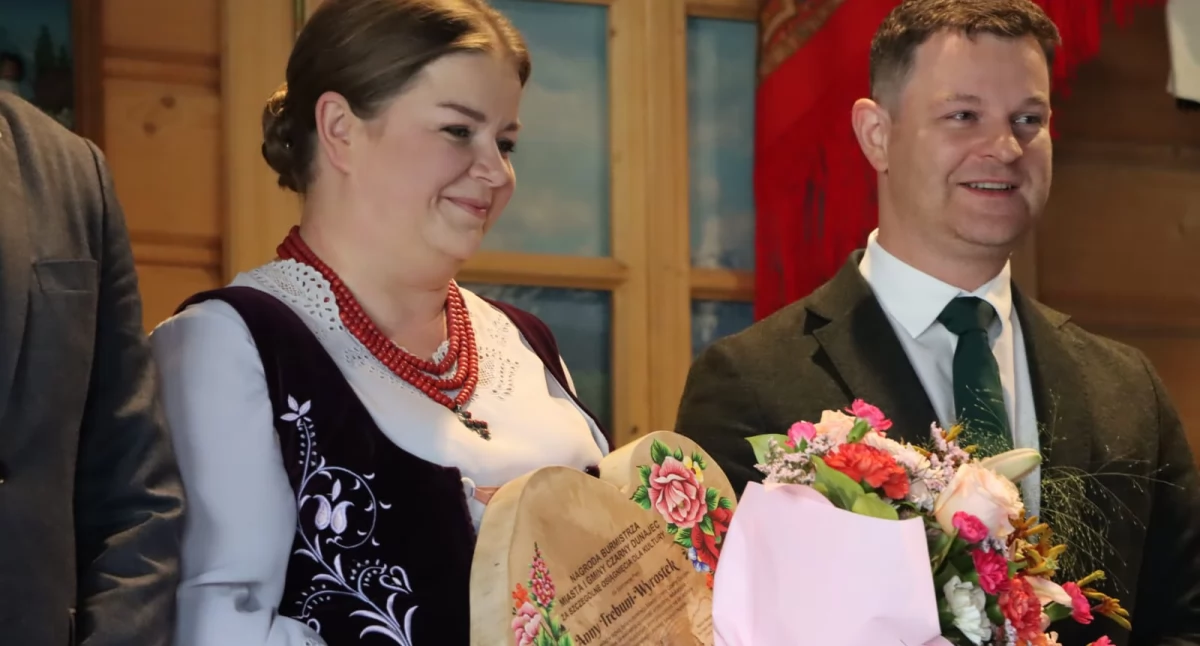 Anna Trebunia-Wyrostek z Kulturalną Nagrodą Burmistrza Miasta i Gminy Czarny Dunajec