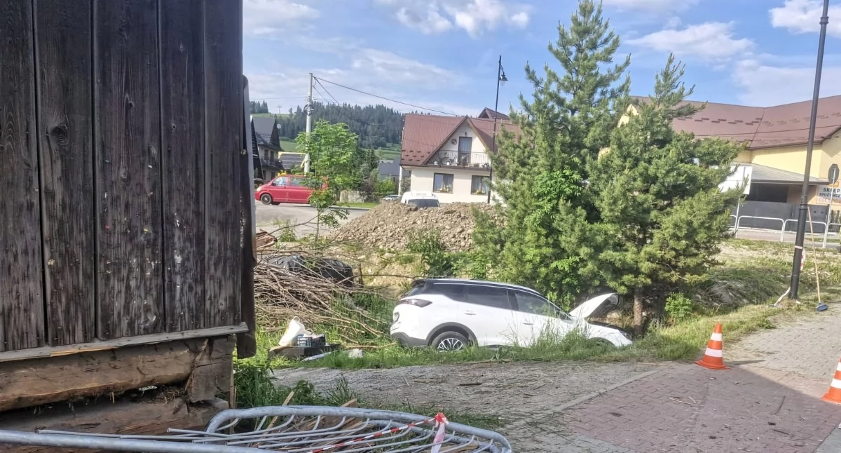 Groźny wypadek w Czarnej Górze. Auto wpadło do rowu, dwie osoby trafiły do szpitala
