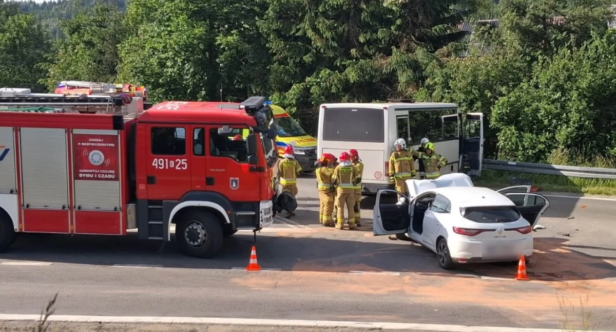 Zderzenie osobówki z busem w Waksmundzie. Droga jest całkowicie zablokowana