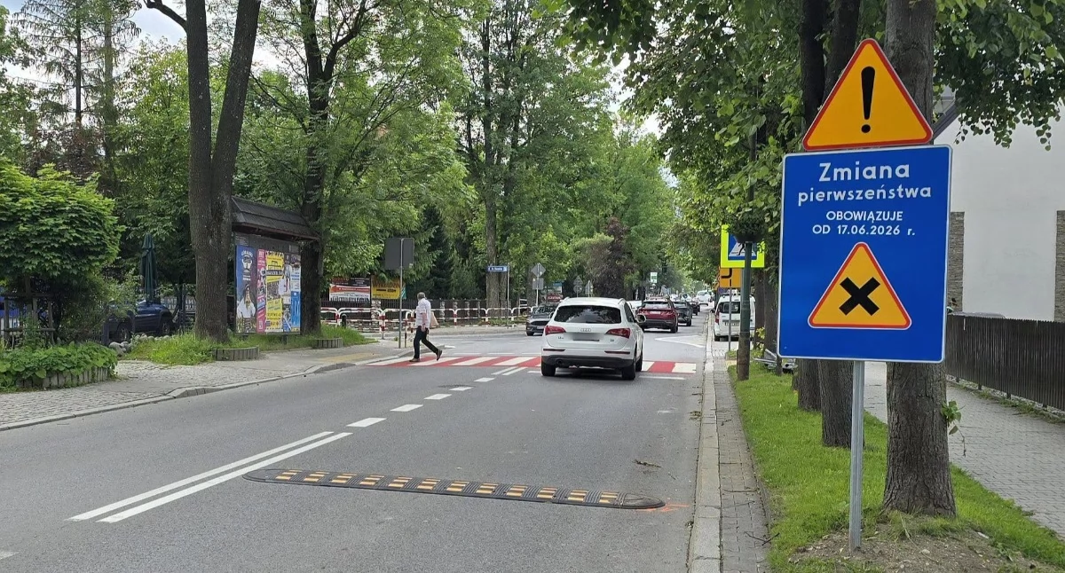 Kierowcy nie zauważają zmian w Zakopanem. Po kolizji pojawiły się progi zwalniające na Chramcówkach 