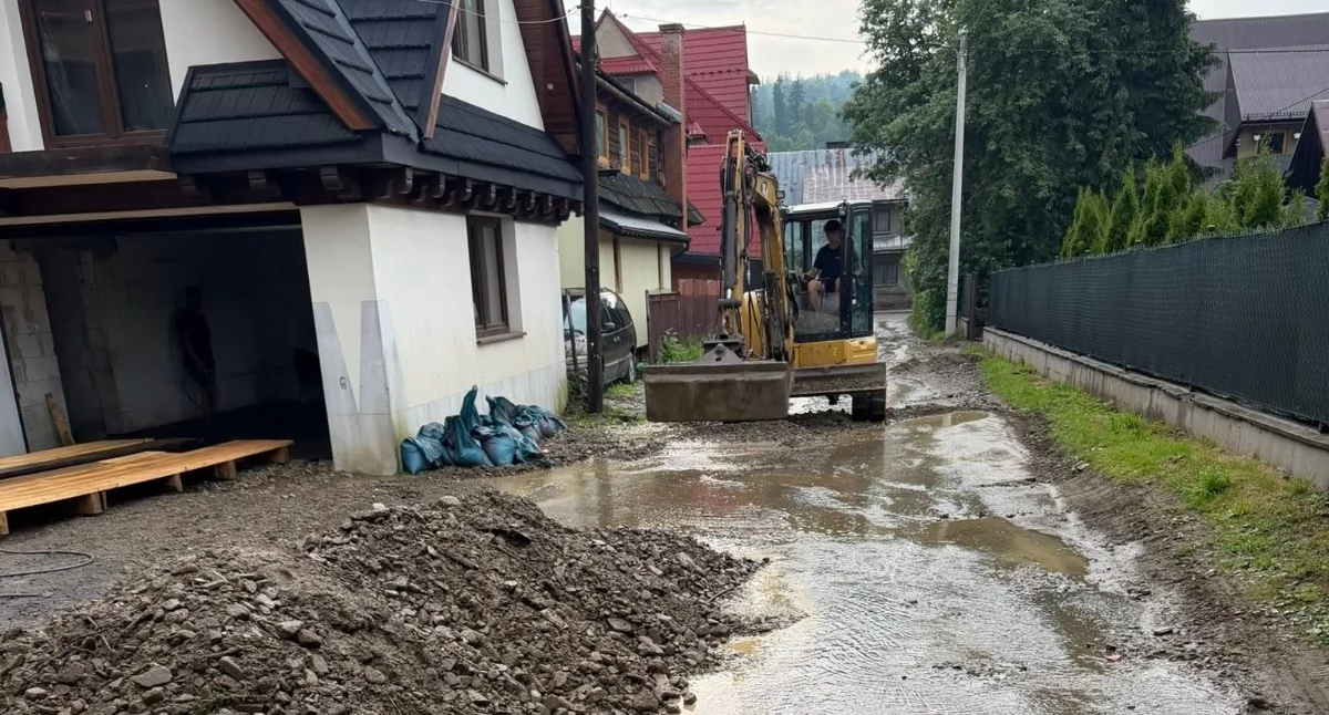 Potężna ulewa nad Poroninem. Woda uszkodziła drogi, trwa usuwanie szkód