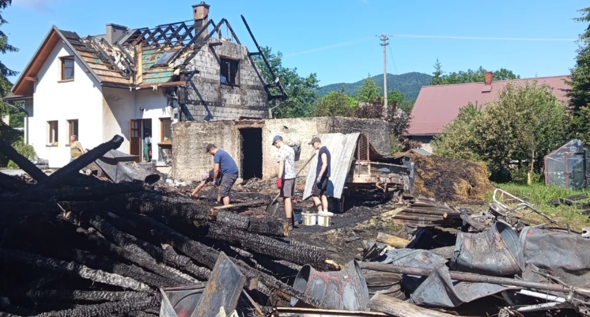 Pożar zabrał im część domu i budynki gospodarcze - mieszkańcy organizują pomoc dla pogorzelców z Dobrej w powiecie limanowskim