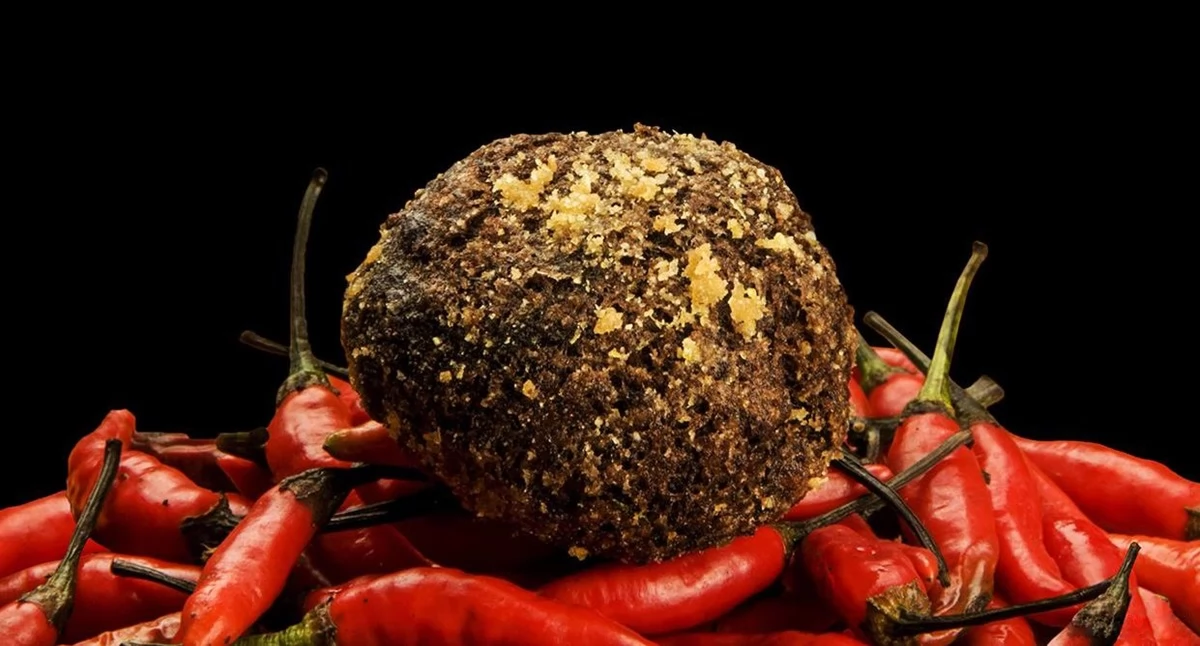 Czekolada z nutą pikanterii – jak używać chilli, soli i pieprzu w słodkich przepisach?