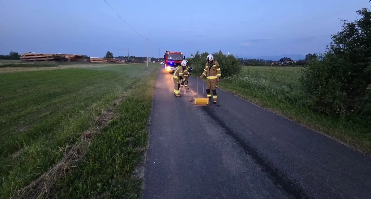 Zagrożenie na drodze w Podczerwonem obok cmentarza