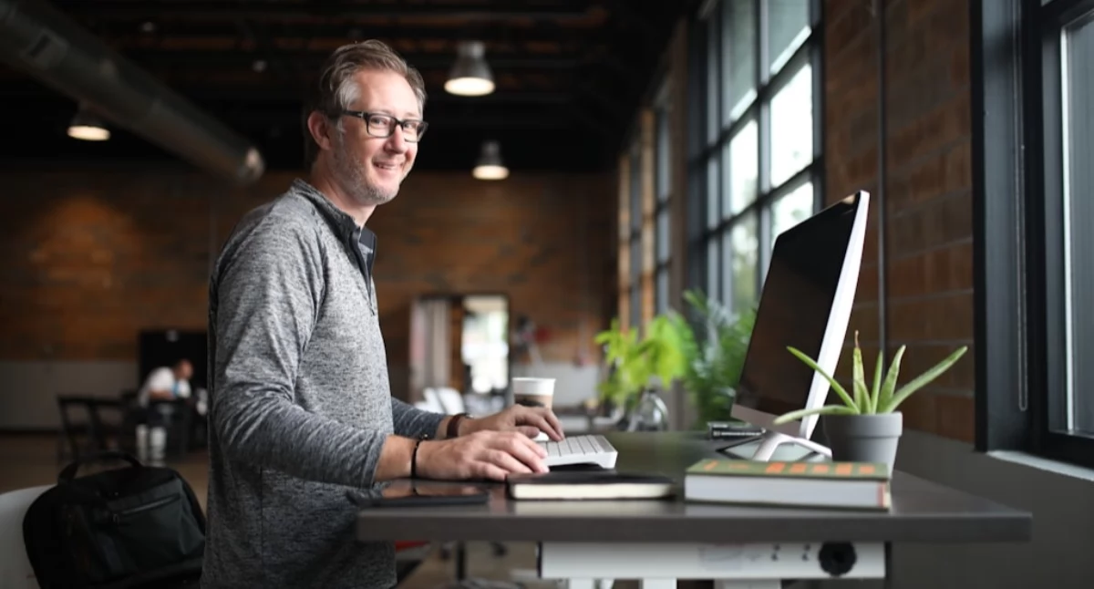 Drewno w biurze domowym - jak urządzić ergonomiczne home office?