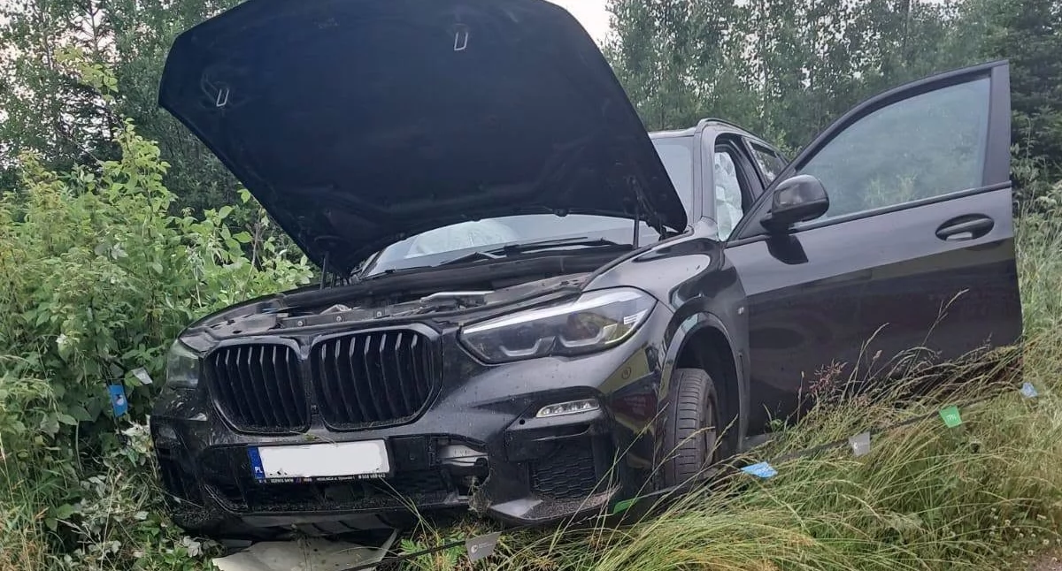 Samochód wypadł z drogi. Jedna osoba została poszkodowana