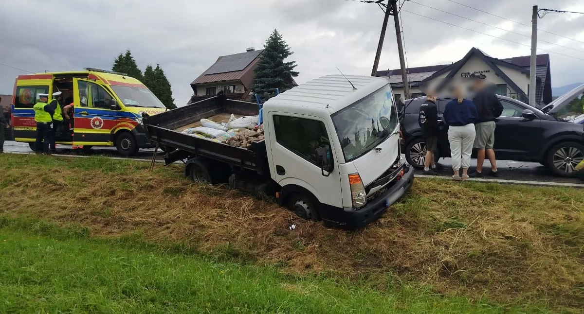 Zderzenie trzech pojazdów w Harklowej. Na miejscu interweniowały wszystkie służby
