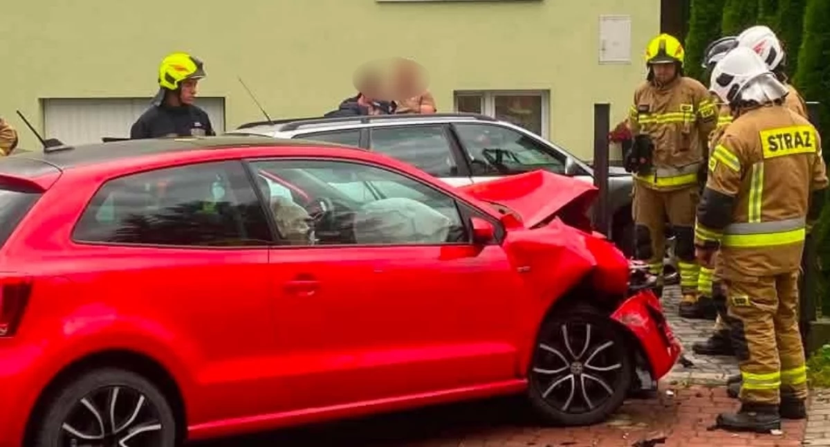 W Zubrzycy Górnej po zderzeniu dwa samochody wypadły z drogi. Jedna osoba trafiła do szpitala