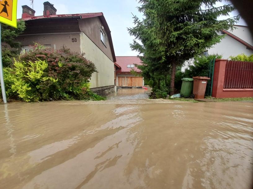 Zalane posesje, mieszkańcy ewakuowani - dramatyczna sytuacja w powiecie myślenickim (zdjęcia)