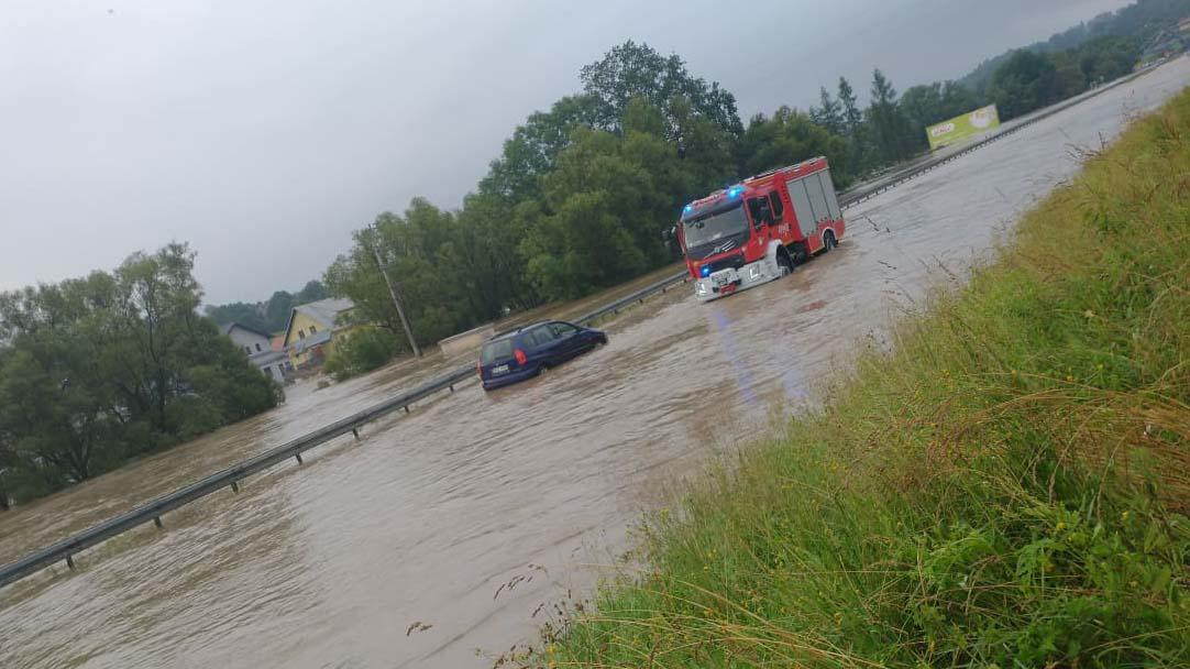 Zalana zakopianka w Głogoczowie - droga na Podhale nieprzejezdna (zdjęcia)