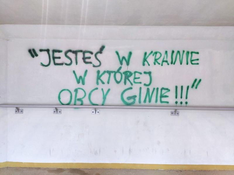 Zdewastowali tunel pod zakopianką - psują wizerunek gminy (zdjęcia)