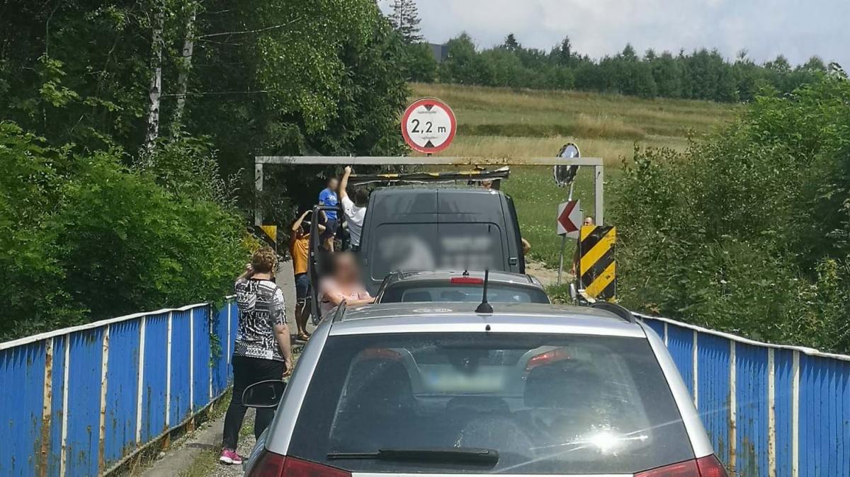 Groźne oznakowanie na moście w Pyzówce?