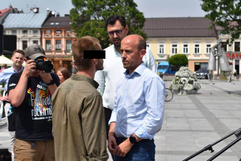 Zakłócił konferencję posłów PO, uszkodził kamerę - zgłosił się sam na policję i usłyszał zarzuty