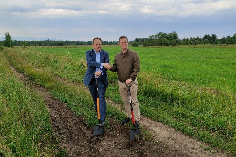 Powstanie nowa ścieżka rowerowa na Podhalu - wójt i minister wbili symbolicznie łopaty pod jej budowę (zdjęcia i film)