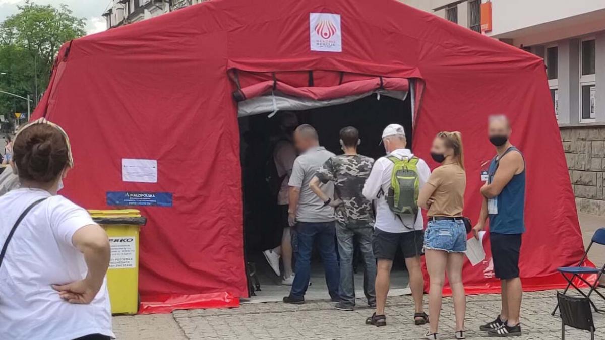 Wójt zachęca do szczepień w plenerze na Rynku w Czarnym Dunajcu
