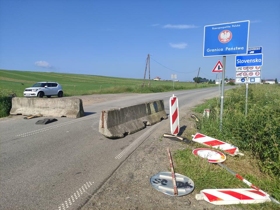 W złości przesunęli betonową barykadę na granicy w Chochołowie (zdjęcia)