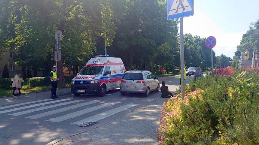Starsza kobieta potrącona na pasach przy galerii (zdjęcia)