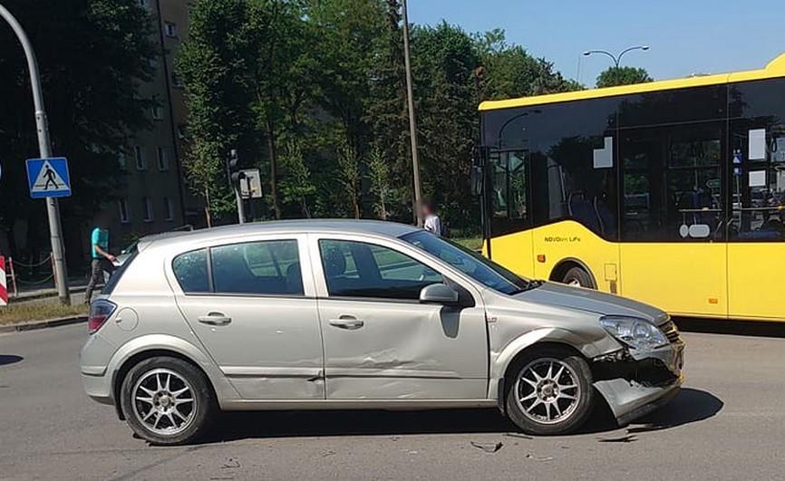 Zderzenie samochodów pod MOK-iem (zdjęcia)