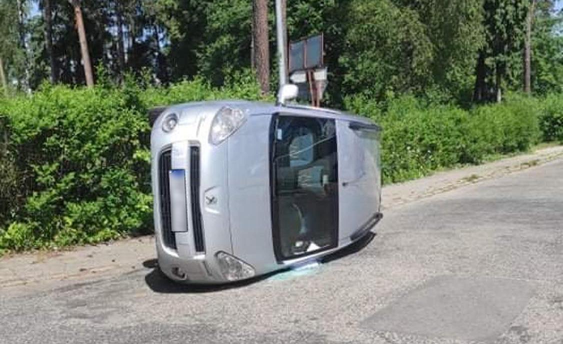 Zderzenie busa z samochodem osobowym (zdjecia)
