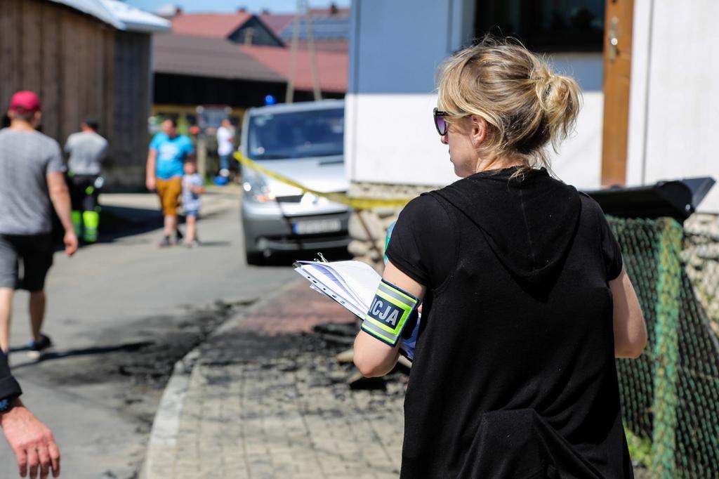 Działania policji podczas pożaru w Nowej Białej (zdjęcia)