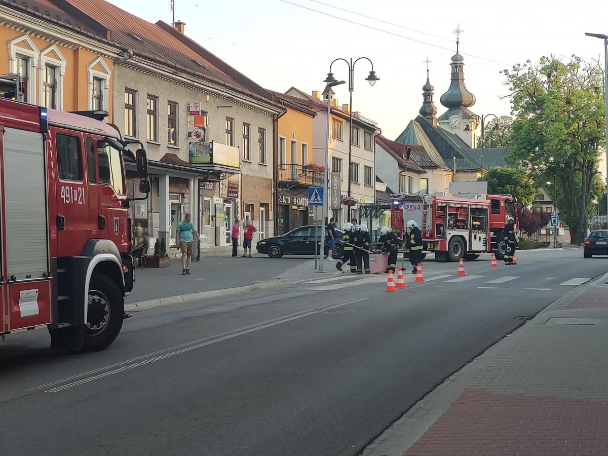 Akcja strażacka w Czarnym Dunajcu z kolizją w tle (zdjęcia)