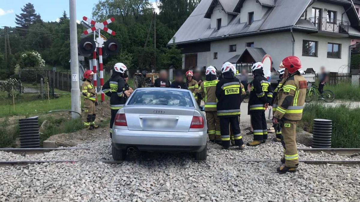 Samochód ugrzązł na przejeździe kolejowym - problem w Rabie Wyżnej (zdjęcia)