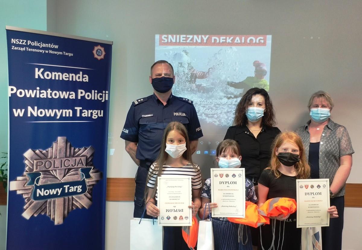 Uczennice nagrodzone przez policjantów