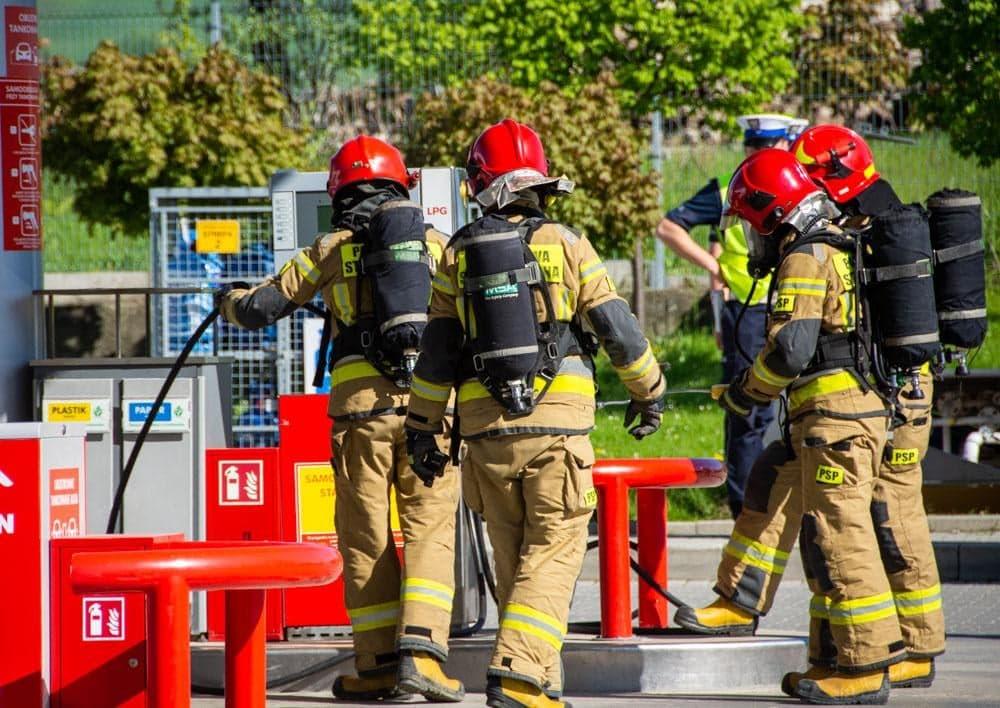 Uszkodzony przewód od dystrybutora gazu LPG na stacji benzynowej (zdjęcia)